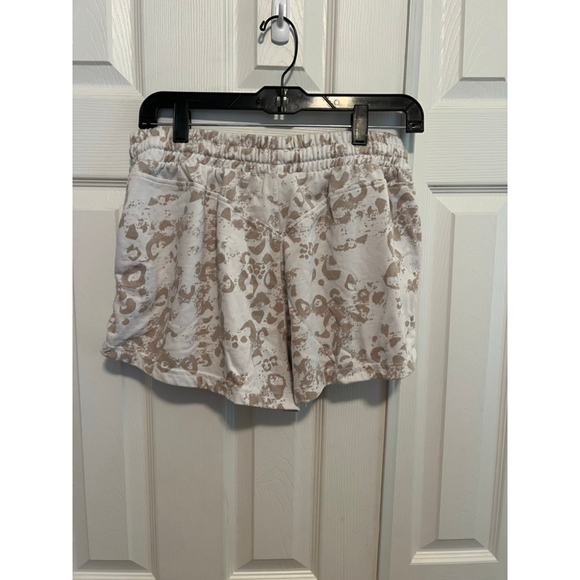 Women's Gymshark Athletic Shorts White/Tan Leopard Print Size M - Picture 6 of 6